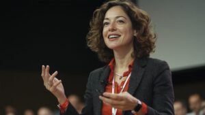 woman storytelling b2b Por que Storytelling é Importante na Estratégia de Marca para Negócios B2B