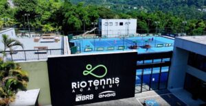 Placa da Rio Tennis Academy sobre o complexo de quadras, no Rio de Janeiro