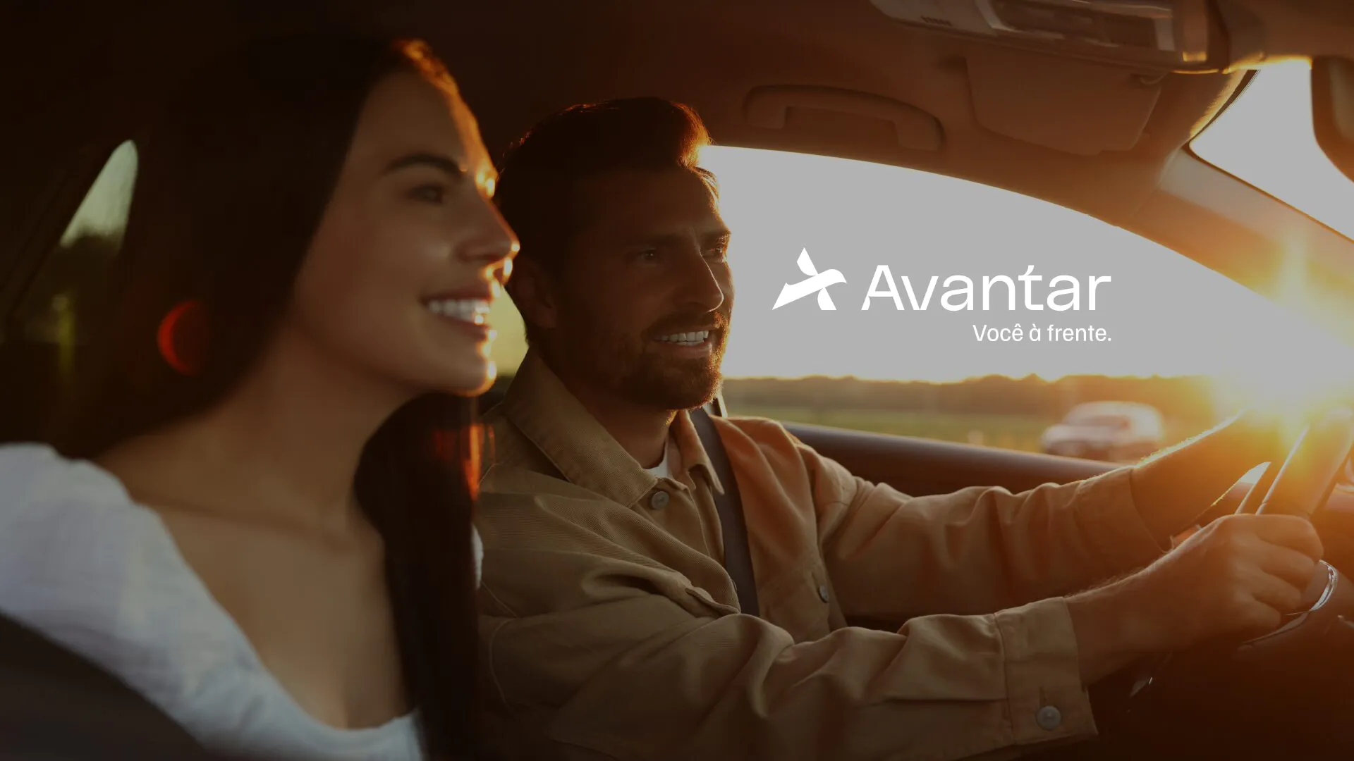 Avantar Casal dirigindo ao pôr do sol com a marca Avantar aplicada