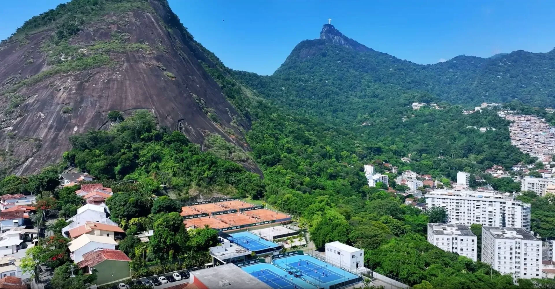Vista aérea do complexo da Rio Tennis Academy com o Corcovado ao fundo