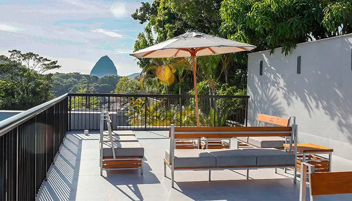 Deck lounge da Rio Tennis Academy com vista para o Pão de Açúcar