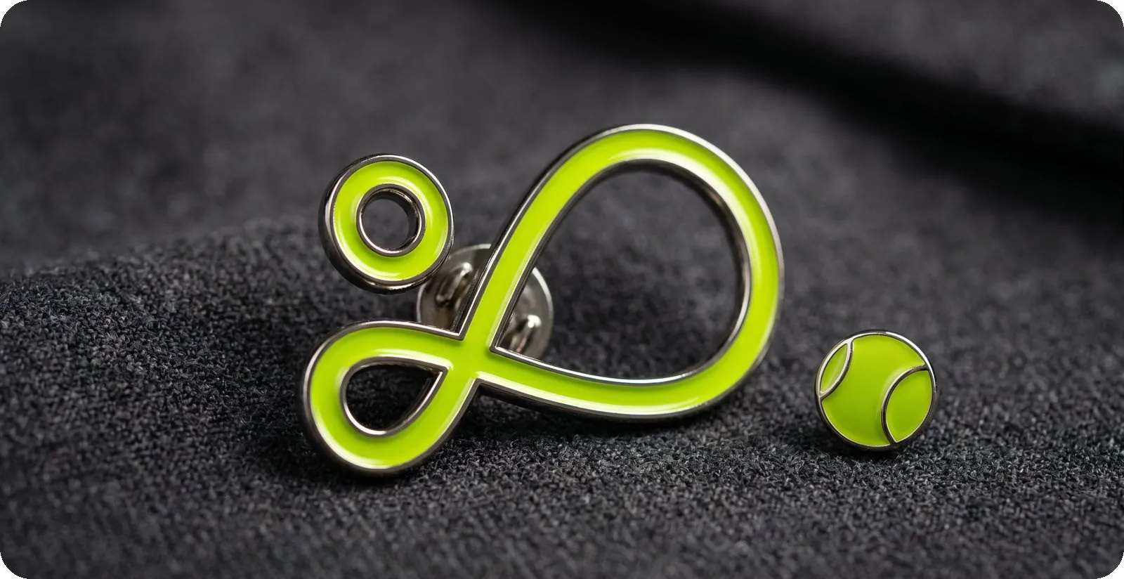 Pin esmaltado com o símbolo verde da Rio Tennis Academy