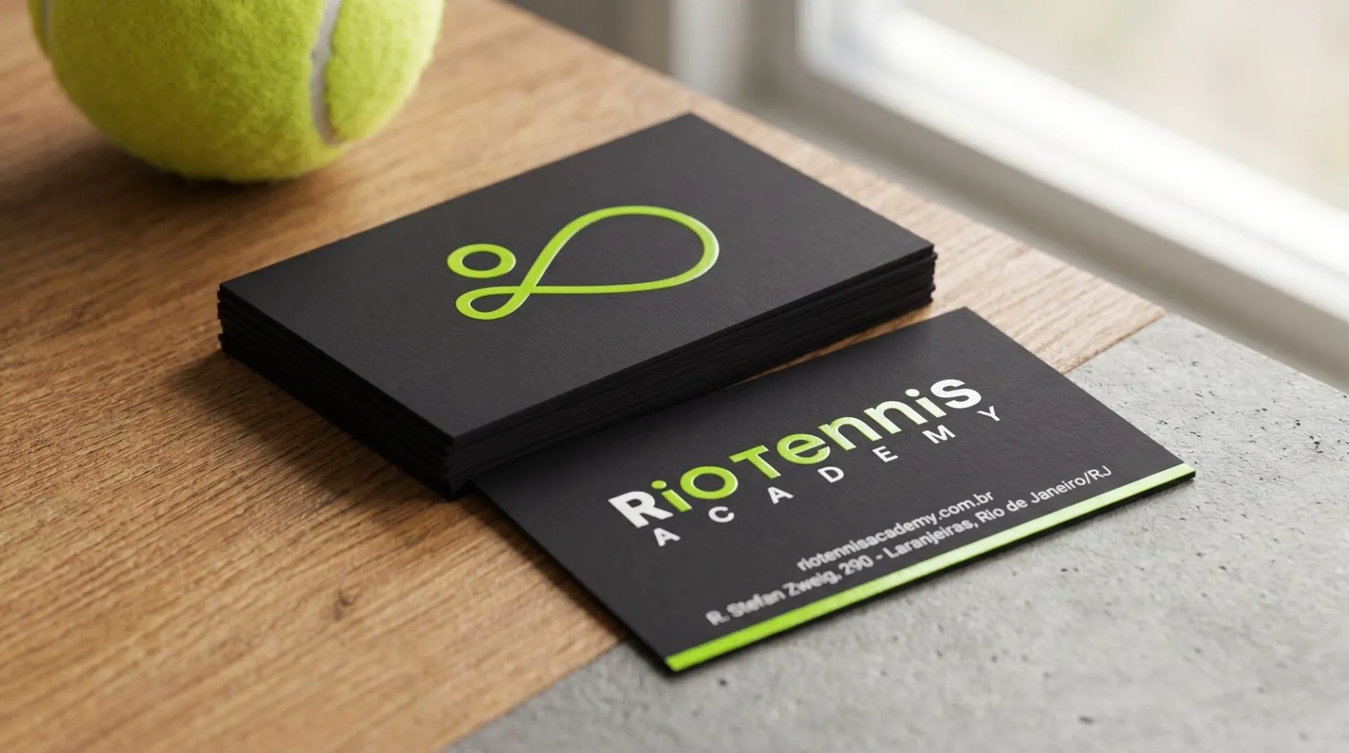 Cartões de visita pretos da Rio Tennis Academy com o símbolo em verde