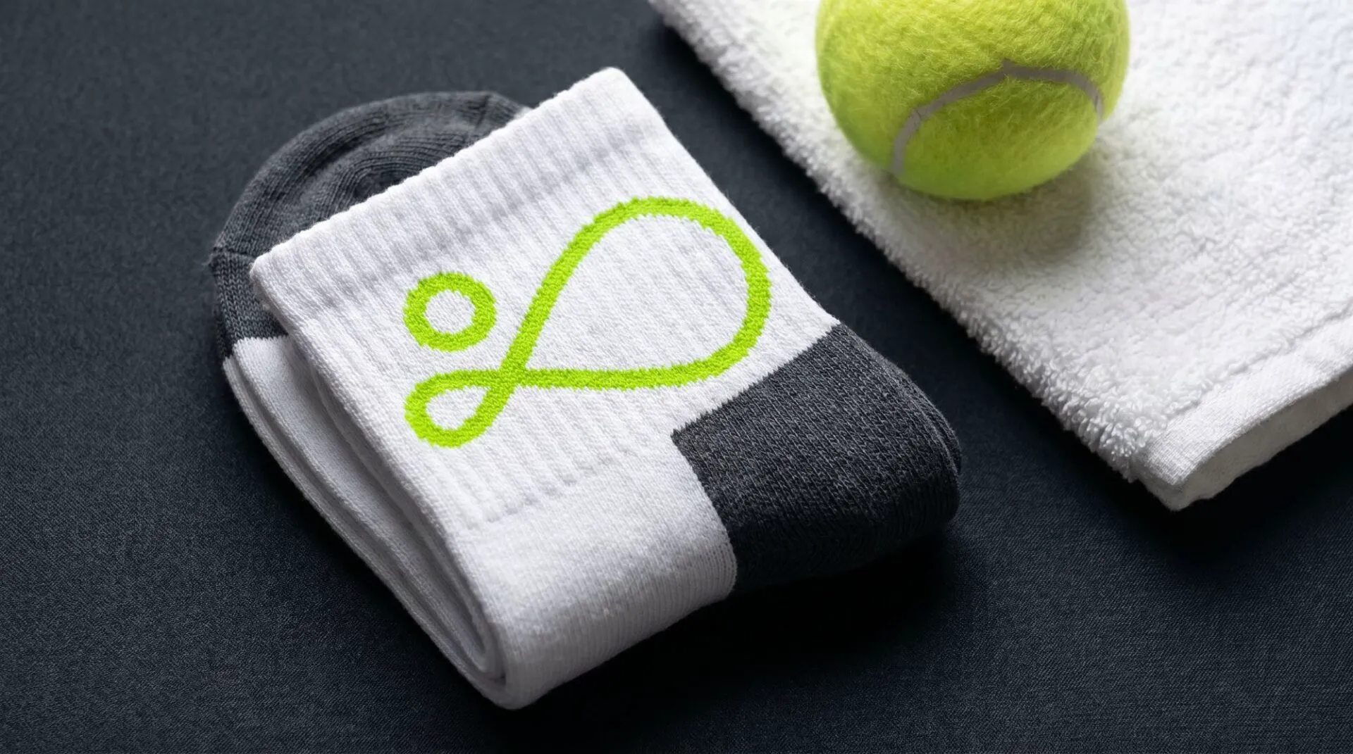 Meias e toalha da Rio Tennis Academy com o símbolo bordado em verde
