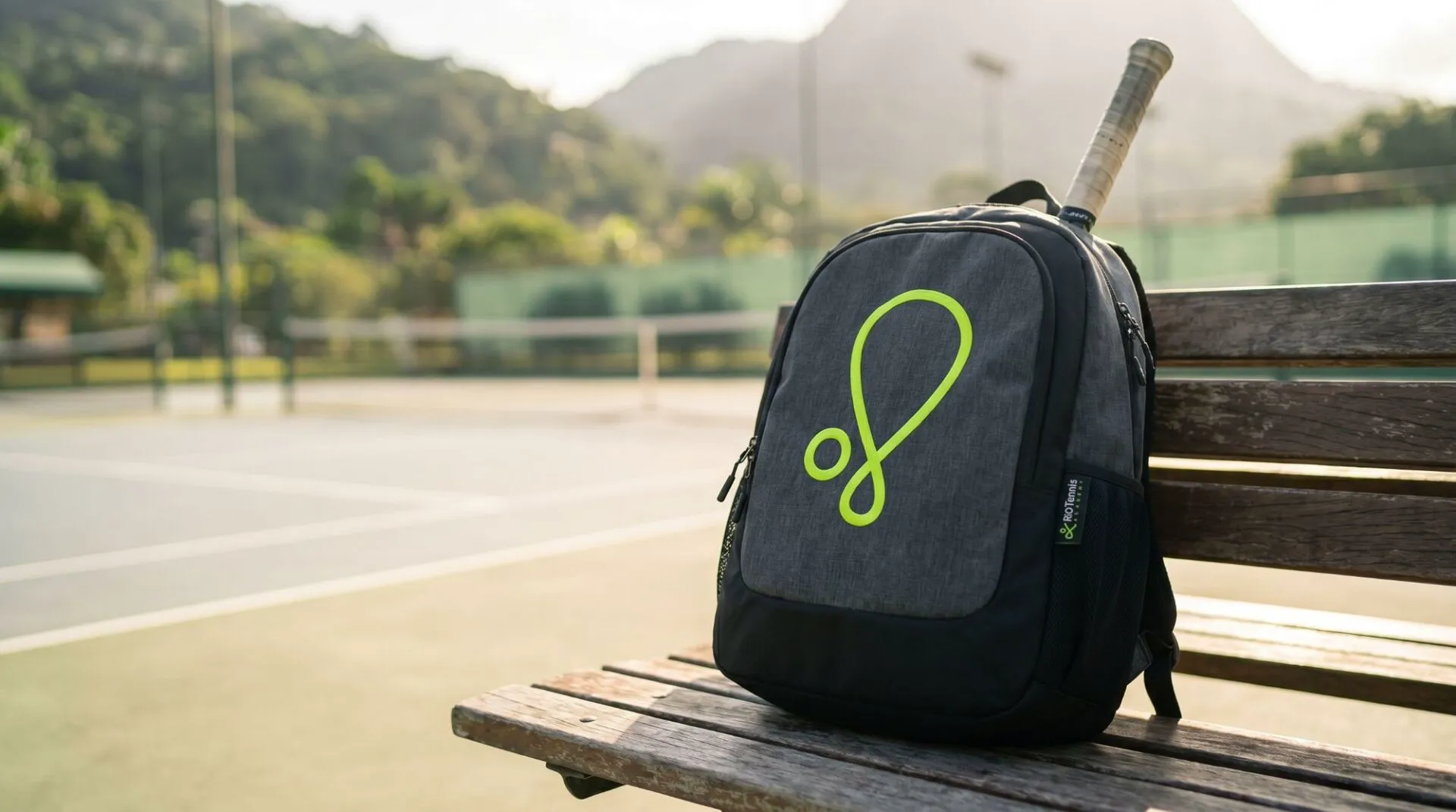 Mochila da Rio Tennis Academy sobre banco à beira da quadra