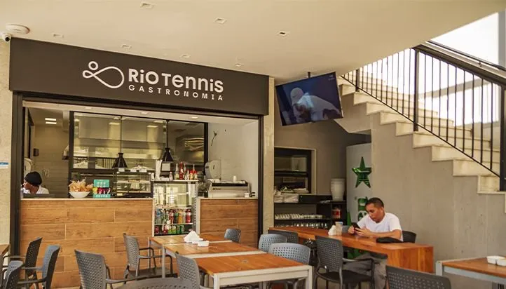 Fachada do Rio Tennis Gastronomia, extensão do sistema de nomes da marca