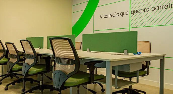 Coworking com a frase A conexão que quebra barreiras aplicada na parede