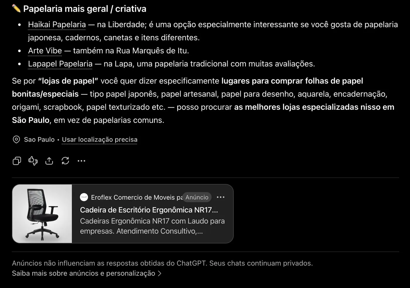 Anuncio patrocinado mostrado debajo de una respuesta de ChatGPT, con nombre del anunciante, título, texto e imagen del producto