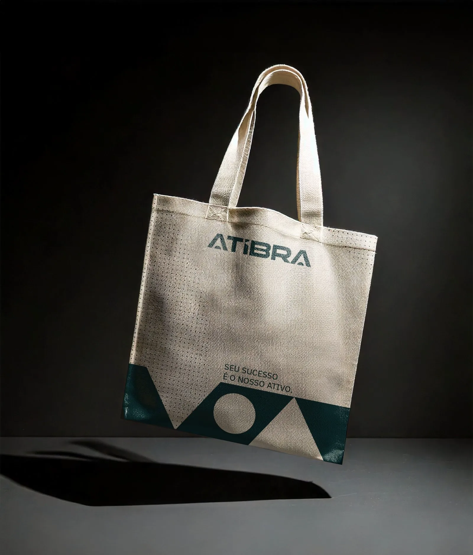Atibra Ecobag clara com o logotipo Atibra e o losango na base