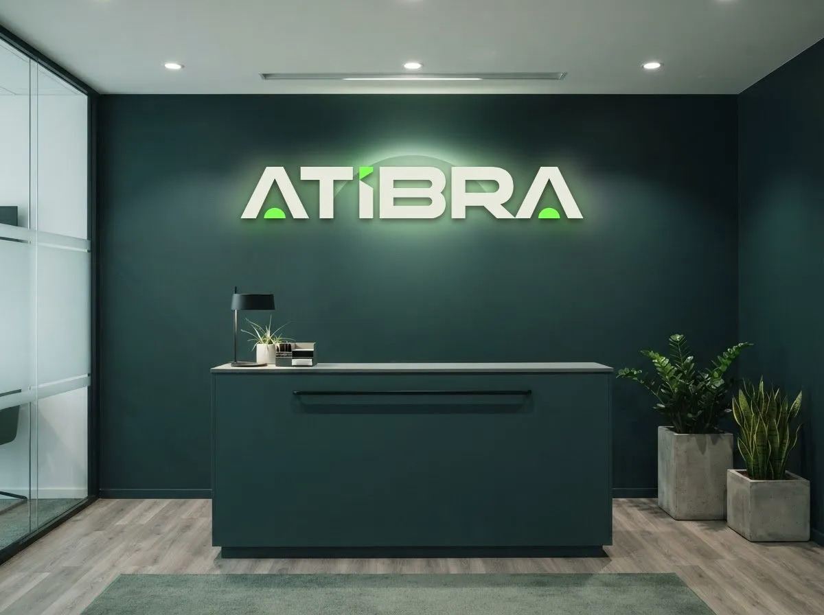 Atibra Simulação da recepção com parede verde petróleo e o logotipo Atibra