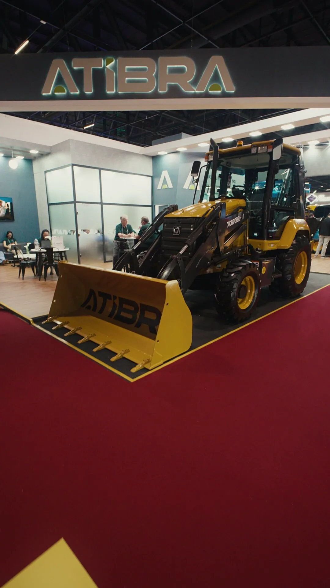 Atibra Estande da Atibra montado na Paving Expo com a retroescavadeira na frente