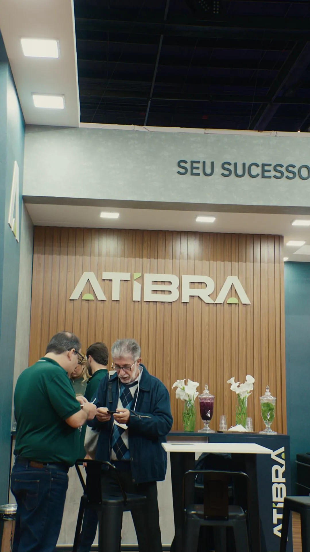 Atibra Recepção do estande com o logotipo Atibra em painel de madeira