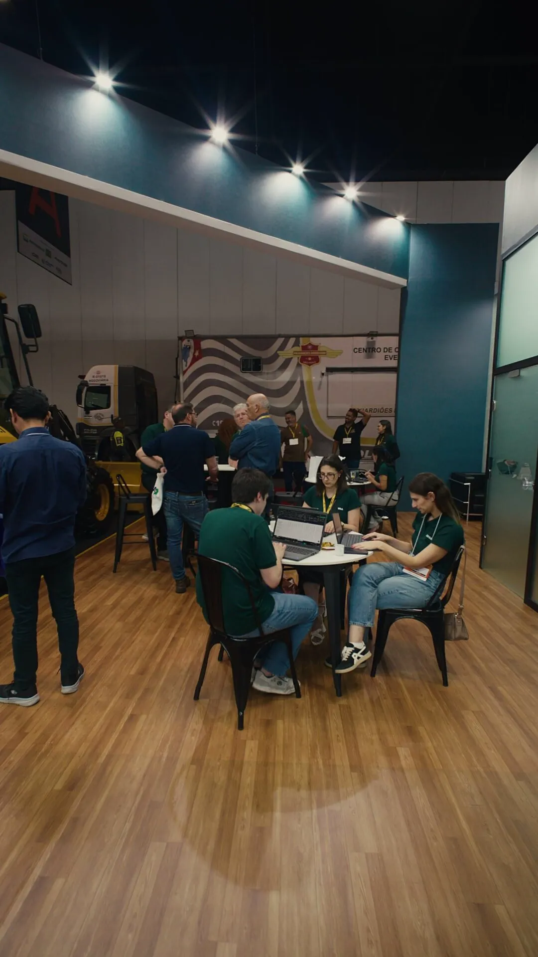 Atibra Lounge do estande com equipe e visitantes nas mesas