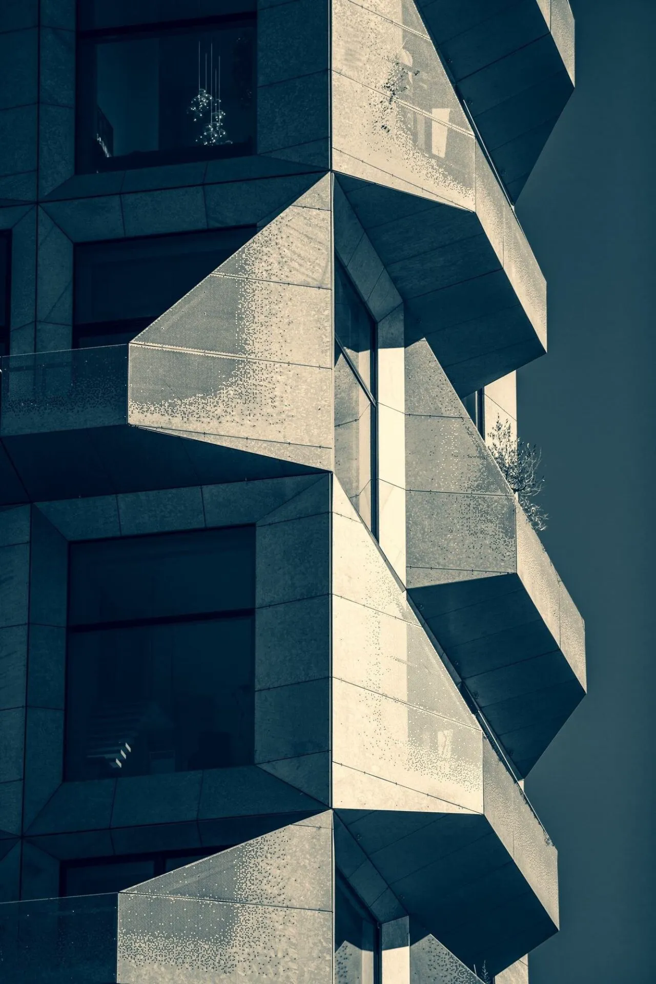 Atibra Fachada brutalista de concreto em ângulos, do moodboard da identidade