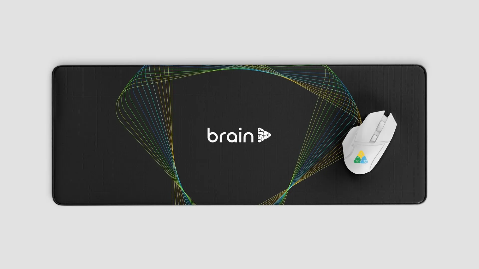Mousepad preto com o logotipo do Brain e feixe de linhas coloridas