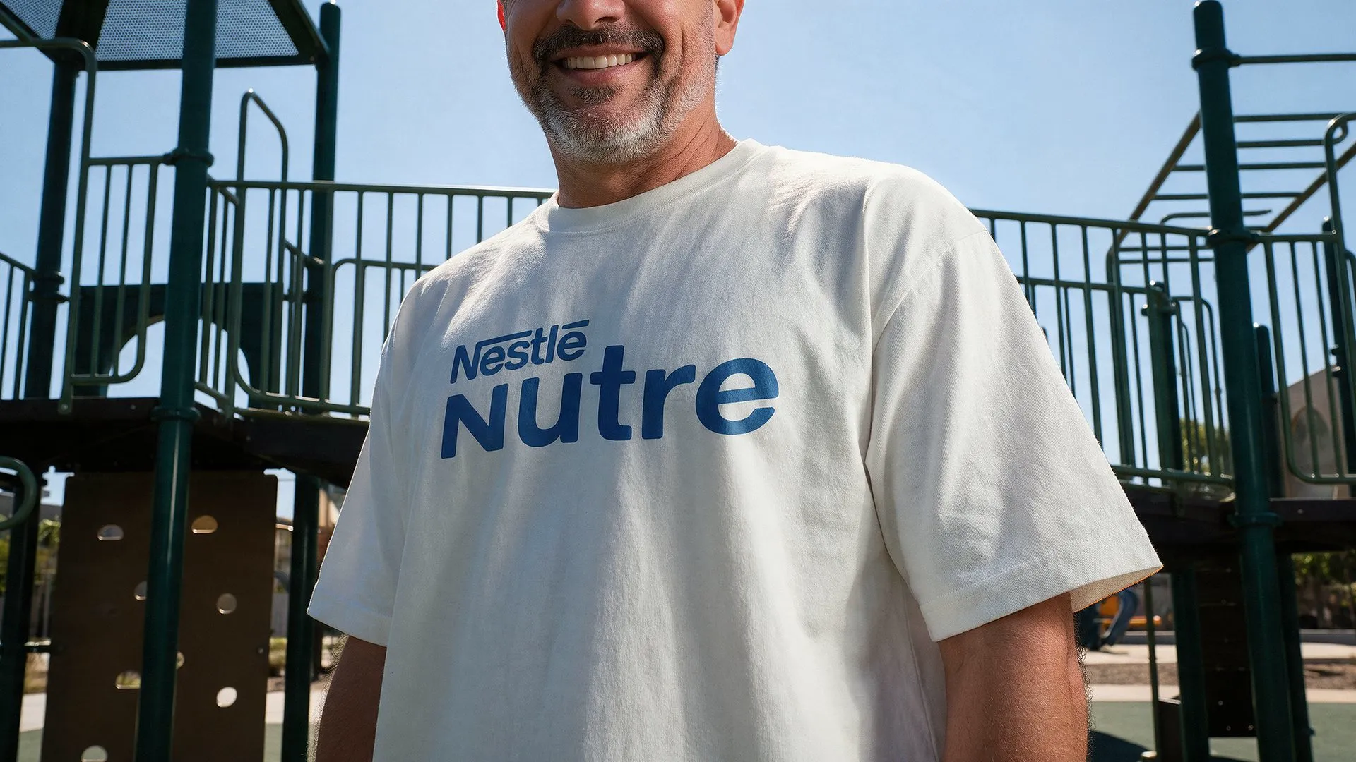 Nestlé Nutre Homem de camiseta branca com o logotipo Nestlé Nutre em azul