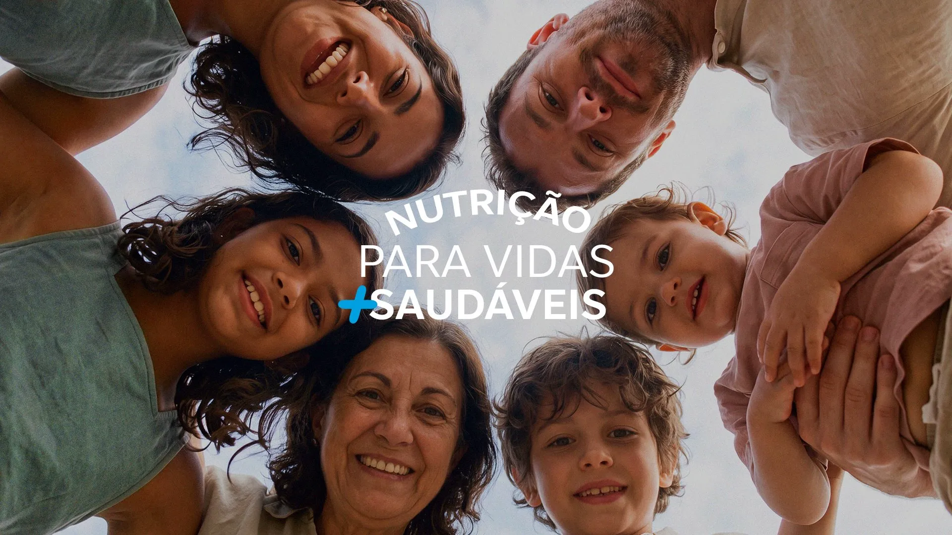 Nestlé Nutre Família vista de baixo com a tagline Nutrição para vidas mais saudáveis