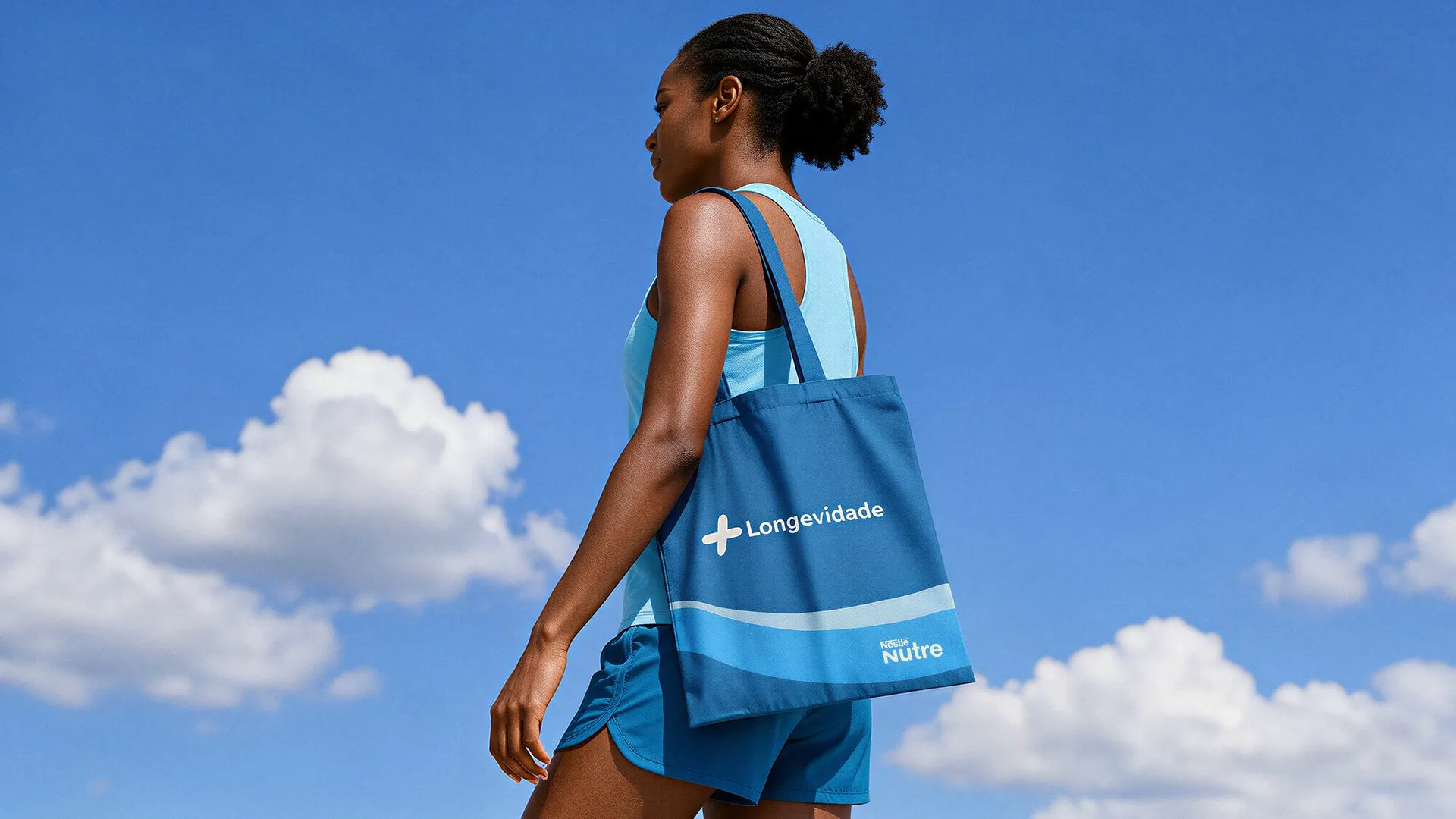 Nestlé Nutre Mulher caminhando com ecobag azul escrita Longevidade